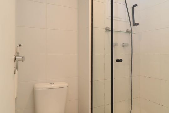 Banheiro de kitnet/studio para alugar com 1 quarto, 26m² em Vila Madalena, São Paulo
