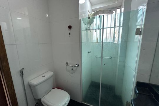 Banheiro de apartamento para alugar com 1 quarto, 56m² em Centro, São Vicente