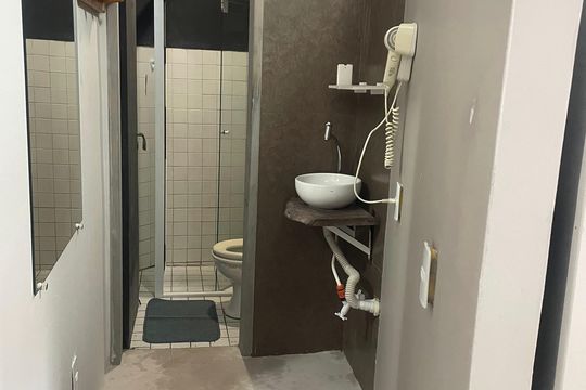 Banheiro de kitnet/studio para alugar com 1 quarto, 34m² em Lagoa da Conceição, Florianópolis