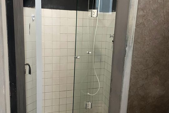 Banheiro de kitnet/studio para alugar com 1 quarto, 34m² em Lagoa da Conceição, Florianópolis