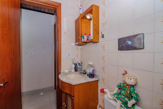 Banheiro de casa de condomínio para alugar com 2 quartos, 97m² em Morro Santana, Porto Alegre