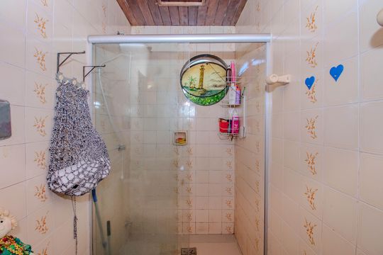 Banheiro de casa de condomínio para alugar com 2 quartos, 97m² em Morro Santana, Porto Alegre