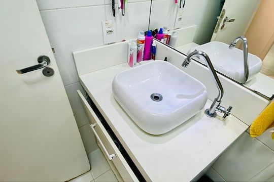 Banheiro de apartamento à venda com 2 quartos, 54m² em Jardim Imperador, Guarulhos