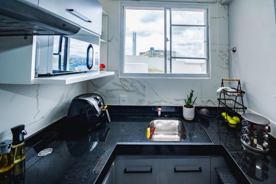 Cozinha de apartamento para alugar com 2 quartos, 45m² em Juliana, Belo Horizonte