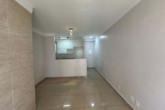 Sala de apartamento à venda com 2 quartos, 61m² em Jardim Tupanci, Barueri