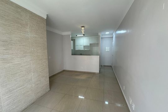 Sala de apartamento à venda com 2 quartos, 61m² em Jardim Tupanci, Barueri