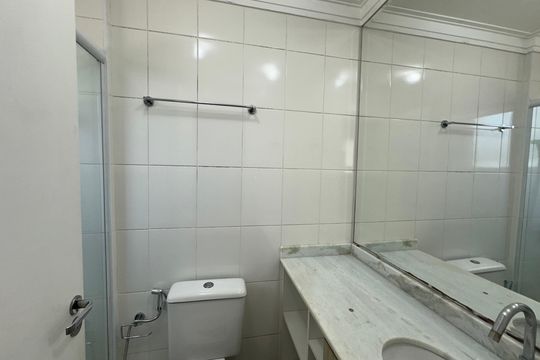 Banheiro da Suíte de apartamento à venda com 2 quartos, 61m² em Jardim Tupanci, Barueri