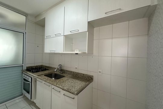 Cozinha de apartamento à venda com 2 quartos, 61m² em Jardim Tupanci, Barueri