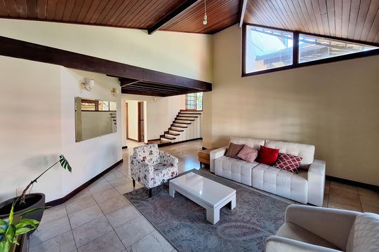 Sala 1 de casa de condomínio à venda com 3 quartos, 450m² em Jd. Piratininga, Niterói
