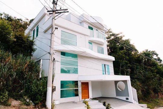 Casa à venda com 5 quartos, 373m² em Rio do Ouro, Niterói
