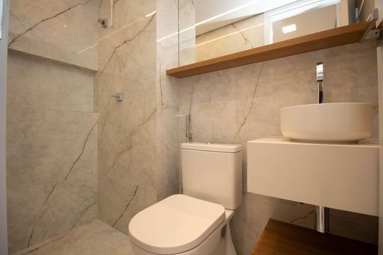 Banheiro de apartamento à venda com 3 quartos, 122m² em Asa Norte, Brasília