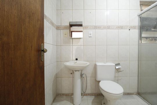 Banheiro de apartamento à venda com 2 quartos, 67m² em São João, Porto Alegre