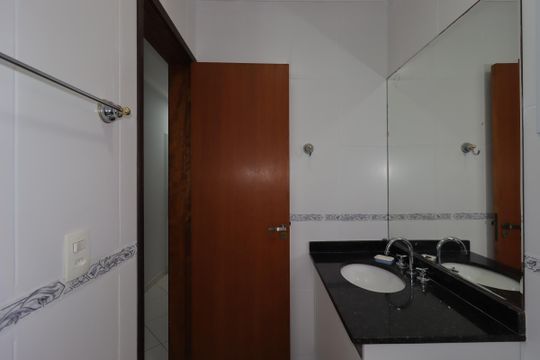 Banheiro Social de apartamento à venda com 3 quartos, 102m² em Vila Assunção, Santo André