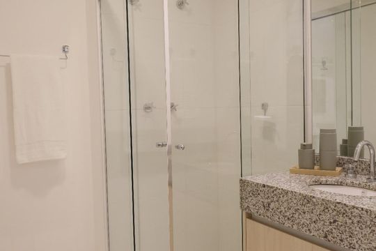 Banheiro de apartamento à venda com 1 quarto, 33m² em Pinheiros, São Paulo