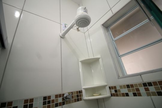 Banheiro de casa para alugar com 2 quartos, 75m² em Rocha Miranda, Rio de Janeiro