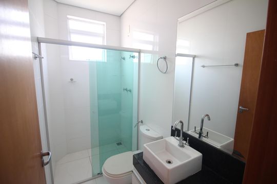 Banheiro de apartamento à venda com 3 quartos, 77m² em Eldorado, Contagem