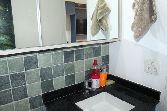 Banheiro de kitnet/studio para alugar com 1 quarto, 27m² em República, São Paulo