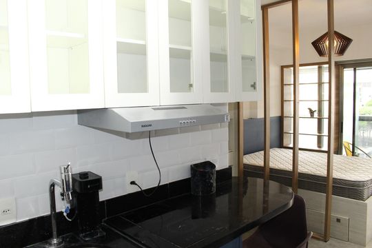 Cozinha de kitnet/studio para alugar com 1 quarto, 27m² em República, São Paulo