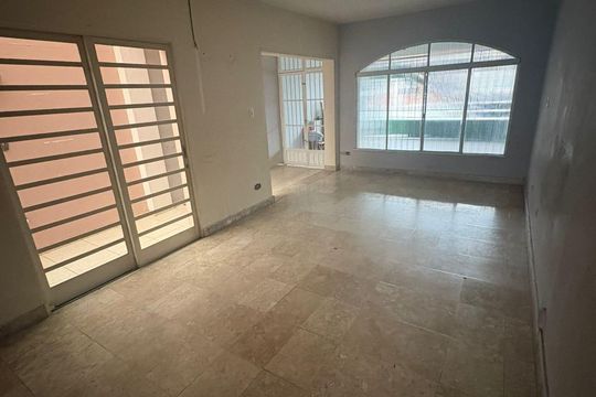 Sala de casa à venda com 3 quartos, 160m² em Vila Liviero, São Paulo