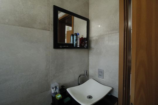 Banheiro de apartamento para alugar com 2 quartos, 47m² em Morro Santana, Porto Alegre