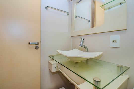 Banheiro Social de apartamento à venda com 2 quartos, 56m² em Santana, Porto Alegre