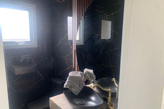 Banheiro de casa à venda com 3 quartos, 225m² em Igara, Canoas
