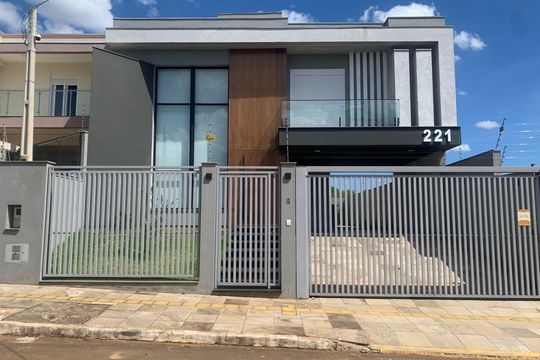 Fachada de casa à venda com 3 quartos, 225m² em Igara, Canoas