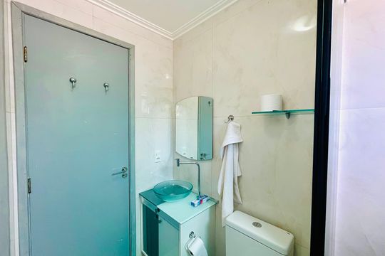 Banheiro de apartamento à venda com 2 quartos, 46m² em Jardim Flor da Montanha, Guarulhos