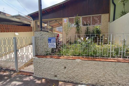 Fachada + Plaquinha de casa para alugar com 3 quartos, 130m² em Vila Anastácio, São Paulo