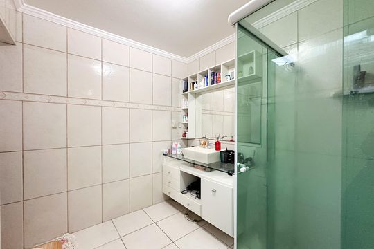 Banheiro da Suíte de casa à venda com 2 quartos, 112m² em Conjunto Habitacional Sao Fernando, São Bernardo do Campo