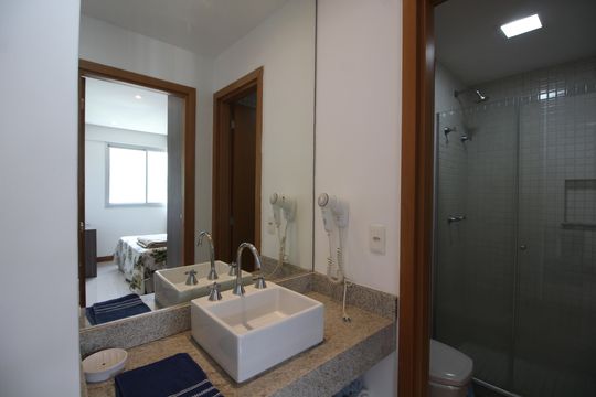Banheiro de apartamento para alugar com 1 quarto, 50m² em Jacarepaguá, Rio de Janeiro
