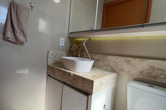 Banheiro de apartamento à venda com 2 quartos, 50m² em São Jorge, Novo Hamburgo