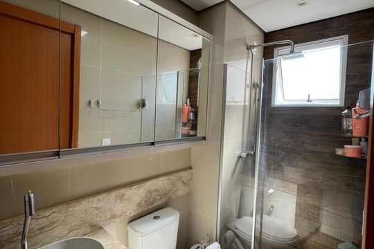 Banheiro de apartamento à venda com 2 quartos, 50m² em São Jorge, Novo Hamburgo