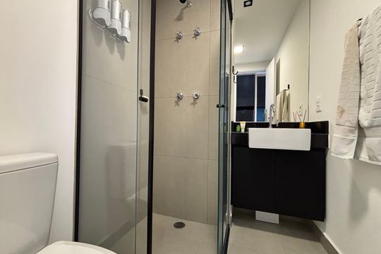 Banheiro de kitnet/studio para alugar com 1 quarto, 25m² em Vila Olímpia, São Paulo