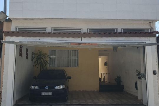 Fachada de casa à venda com 3 quartos, 126m² em Vila Caju, São Paulo