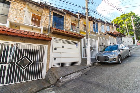 Fachada + Placa de casa à venda com 3 quartos, 300m² em Itaquera, São Paulo
