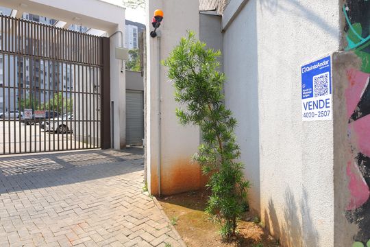  Placa instalada no muro da fachada- Código da placa IYJT-53 de apartamento à venda com 2 quartos, 40m² em Cidade Líder, São Paulo