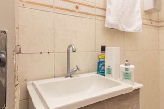 Banheiro de apartamento à venda com 2 quartos, 80m² em Centro Histórico, Porto Alegre