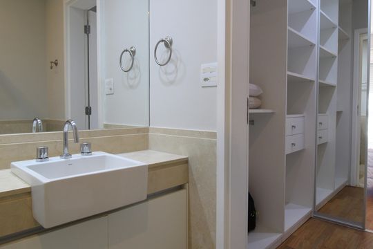 Banheiro da Suíte de apartamento para alugar com 1 quarto, 62m² em Itaim Bibi, São Paulo