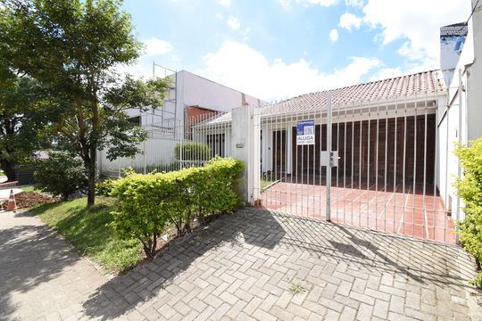Fachada com Placa de casa à venda com 2 quartos, 250m² em Seminário, Curitiba