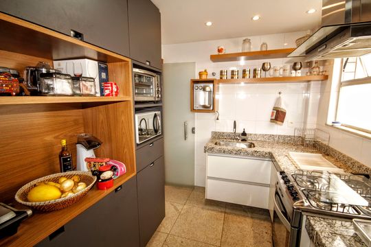 Cozinha de apartamento à venda com 3 quartos, 155m² em Santo Antônio, Belo Horizonte