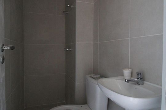 Banheiro de Serviço de apartamento à venda com 3 quartos, 151m² em Indianópolis, São Paulo