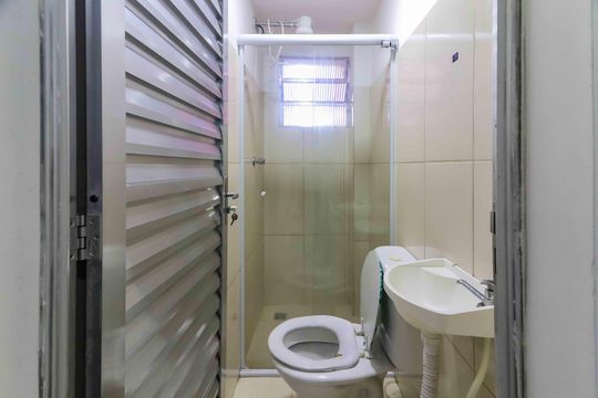 Banheiro de kitnet/studio para alugar com 1 quarto, 18m² em Rio Pequeno, São Paulo