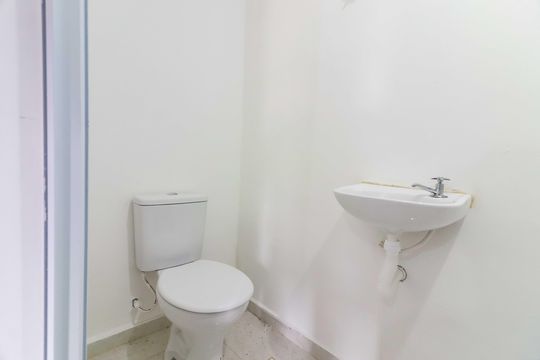 Banheiro de kitnet/studio para alugar com 1 quarto, 35m² em Vila Butantã, São Paulo