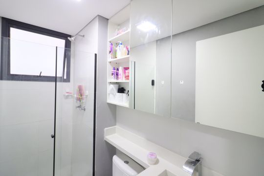 Banheiro de apartamento à venda com 2 quartos, 48m² em Centro, Osasco