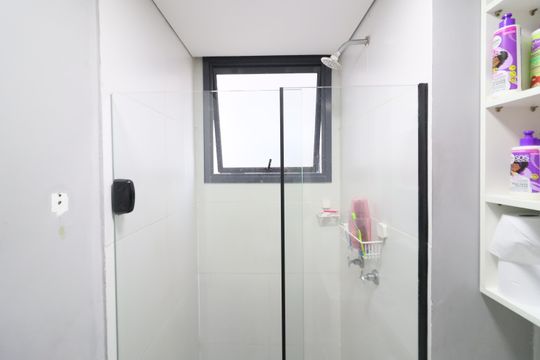 Banheiro de apartamento à venda com 2 quartos, 48m² em Centro, Osasco