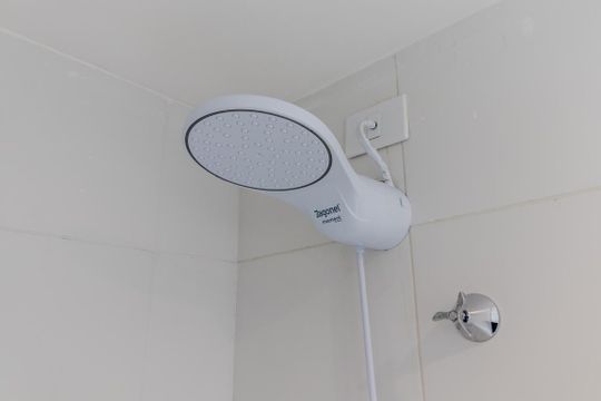 Banheiro de kitnet/studio à venda com 1 quarto, 24m² em Pinheiros, São Paulo