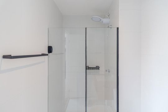 Banheiro de kitnet/studio à venda com 1 quarto, 24m² em Pinheiros, São Paulo