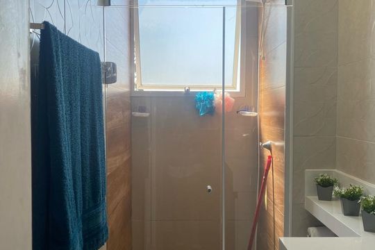 Banheiro de apartamento à venda com 2 quartos, 42m² em Jardim do Lago, Osasco
