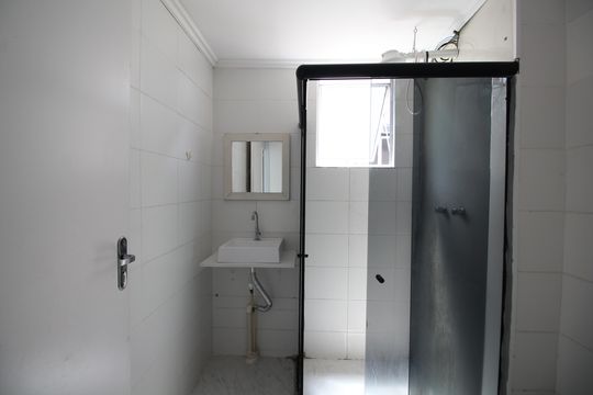 Banheiro de apartamento para alugar com 2 quartos, 65m² em Jacarepaguá, Rio de Janeiro